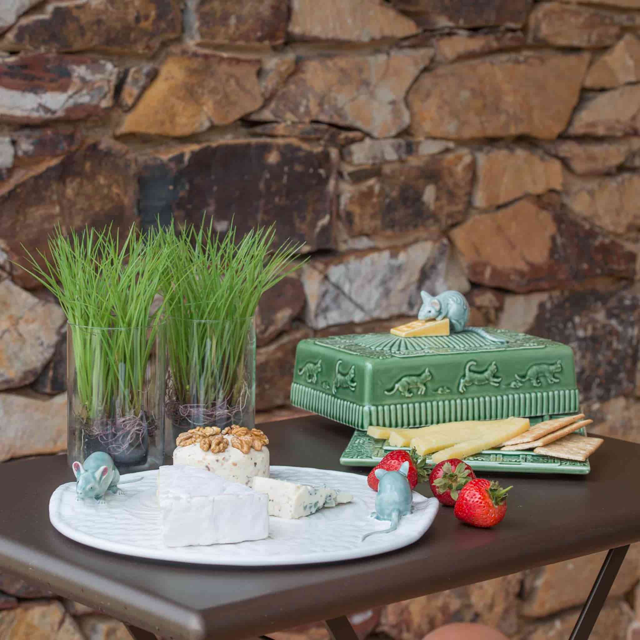 Bordallo Pinheiro White Earthenware Cheese Tray with Mouse - Image 3