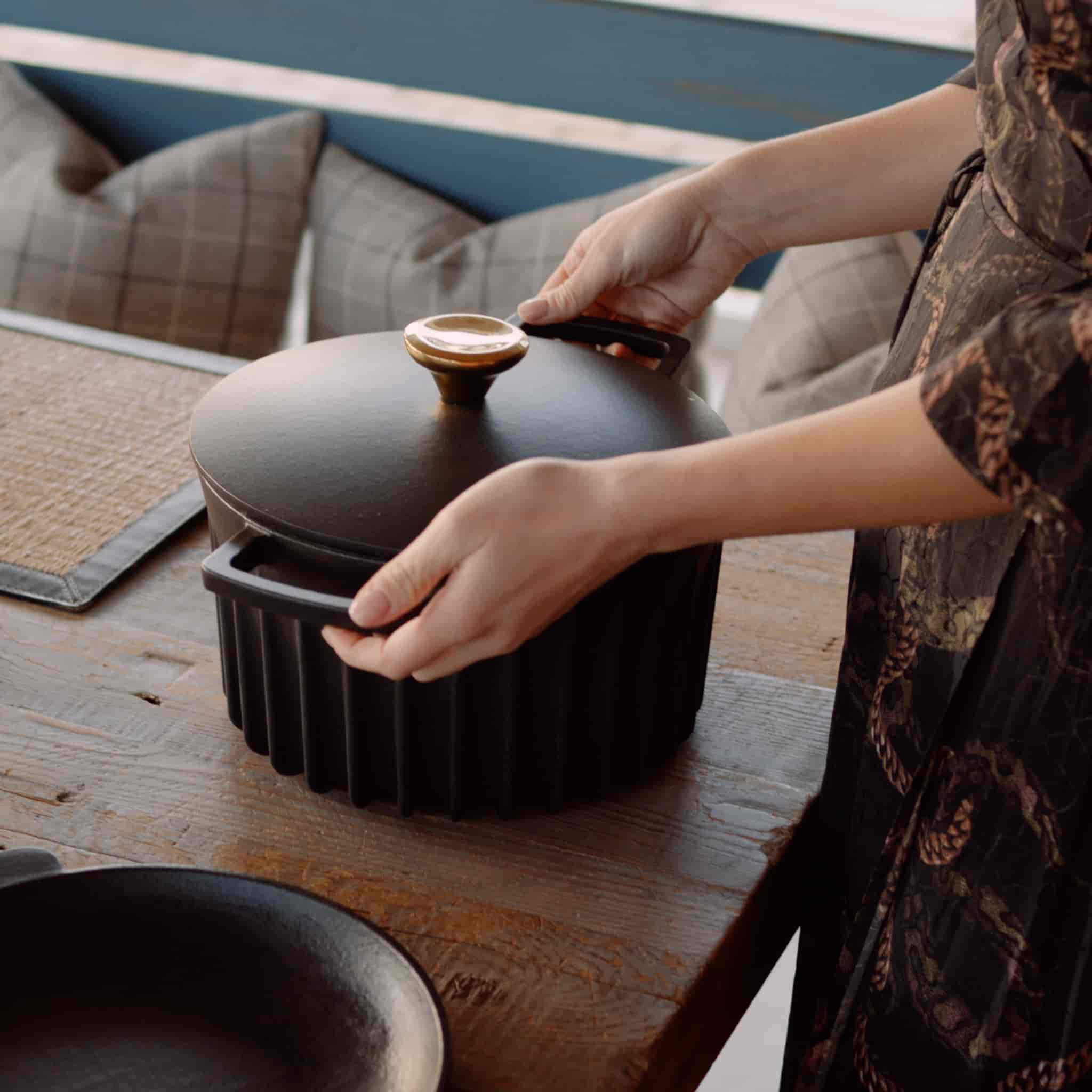FIREUP Black Cast Iron Dutch Oven, 26cm - Image 3