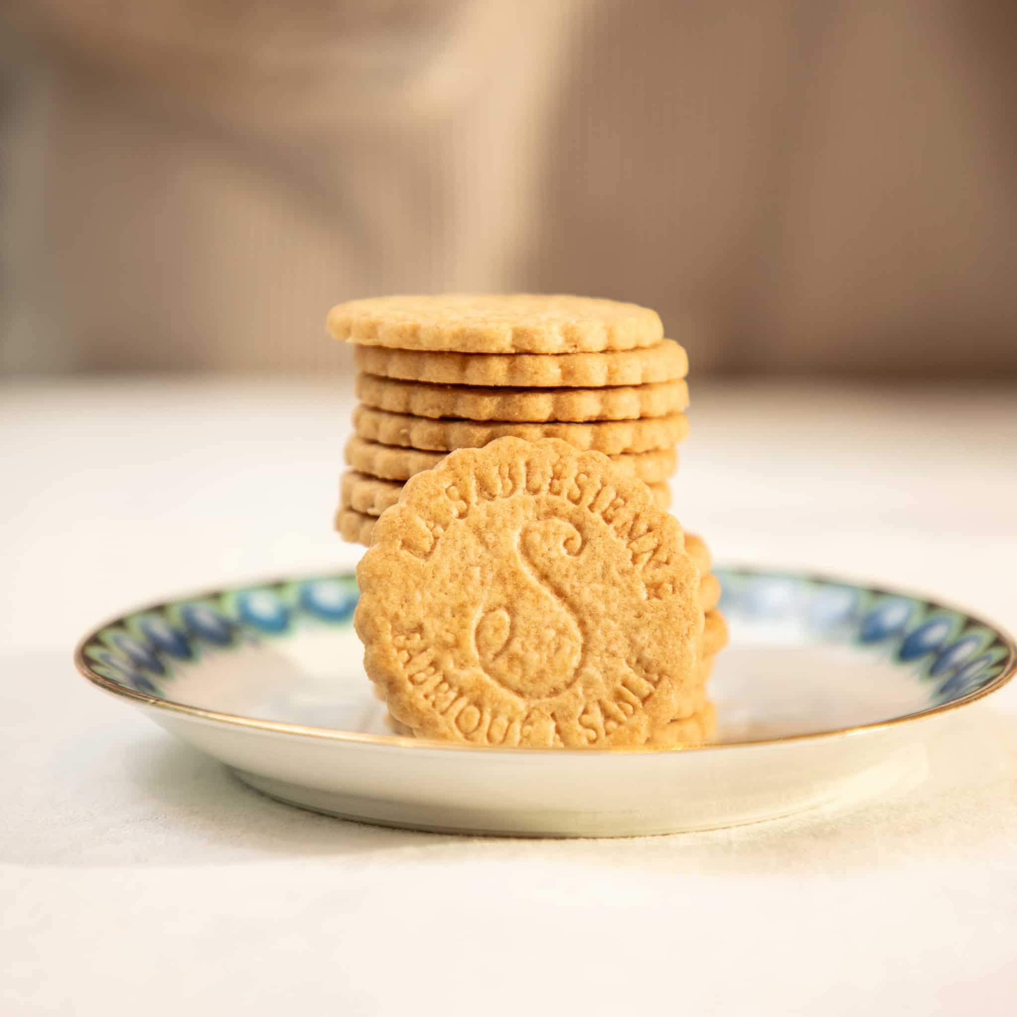 La Sablesienne French Sable Biscuits in Sky Blue Floral Tin, 250g - Image 2