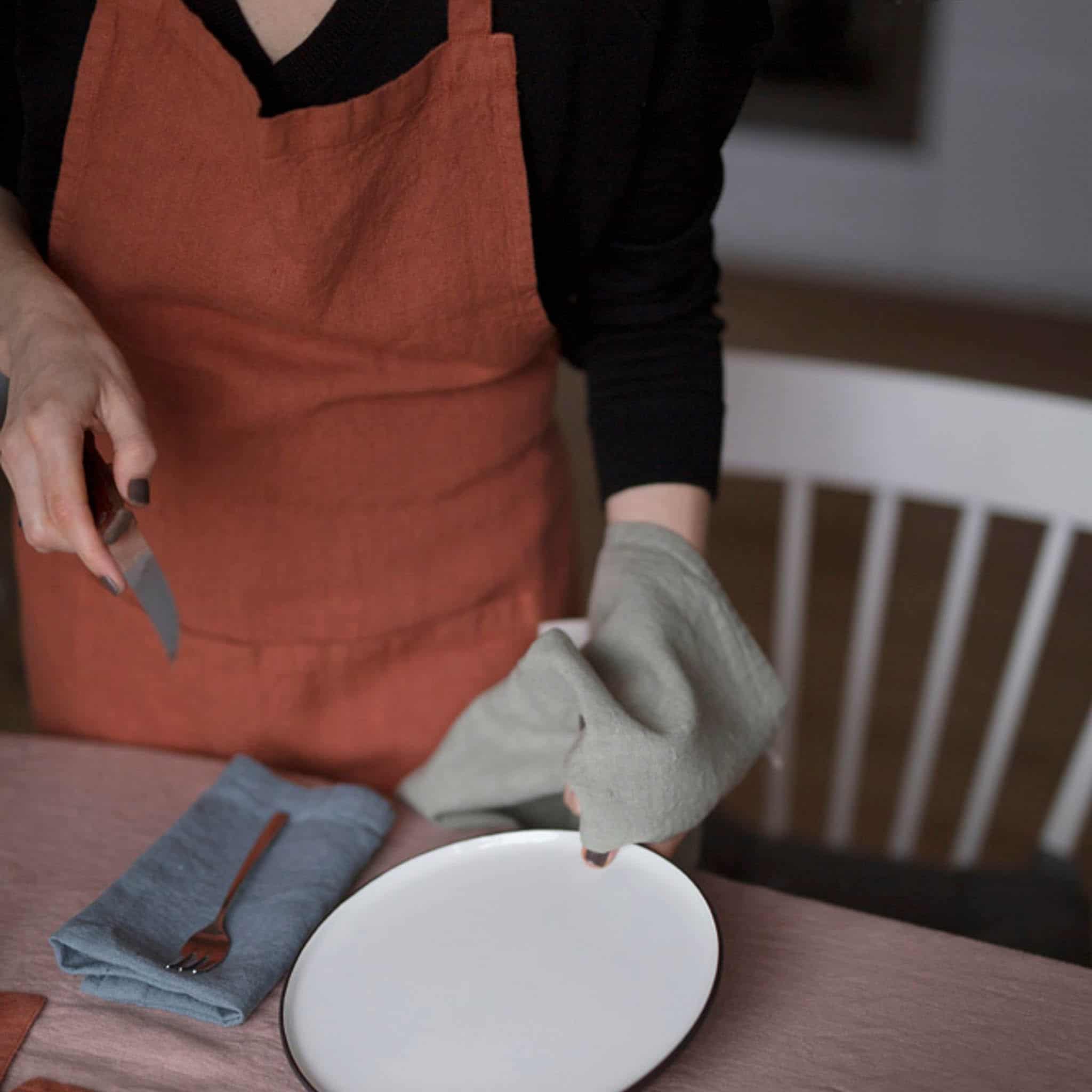 Rust Daily Linen Apron - Image 3