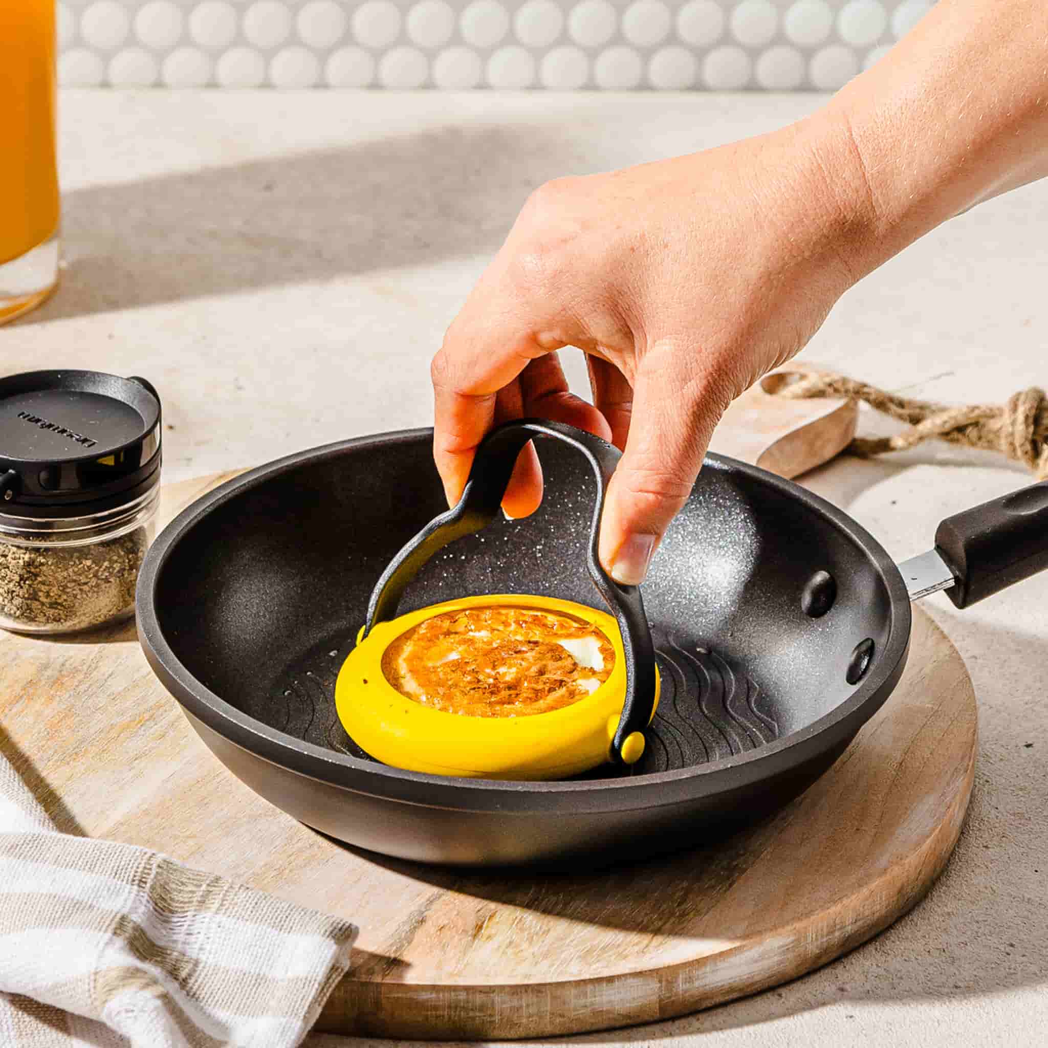 Set of 2 Dreamfarm Yellow Flegg Silicone Egg Rings - Image 7